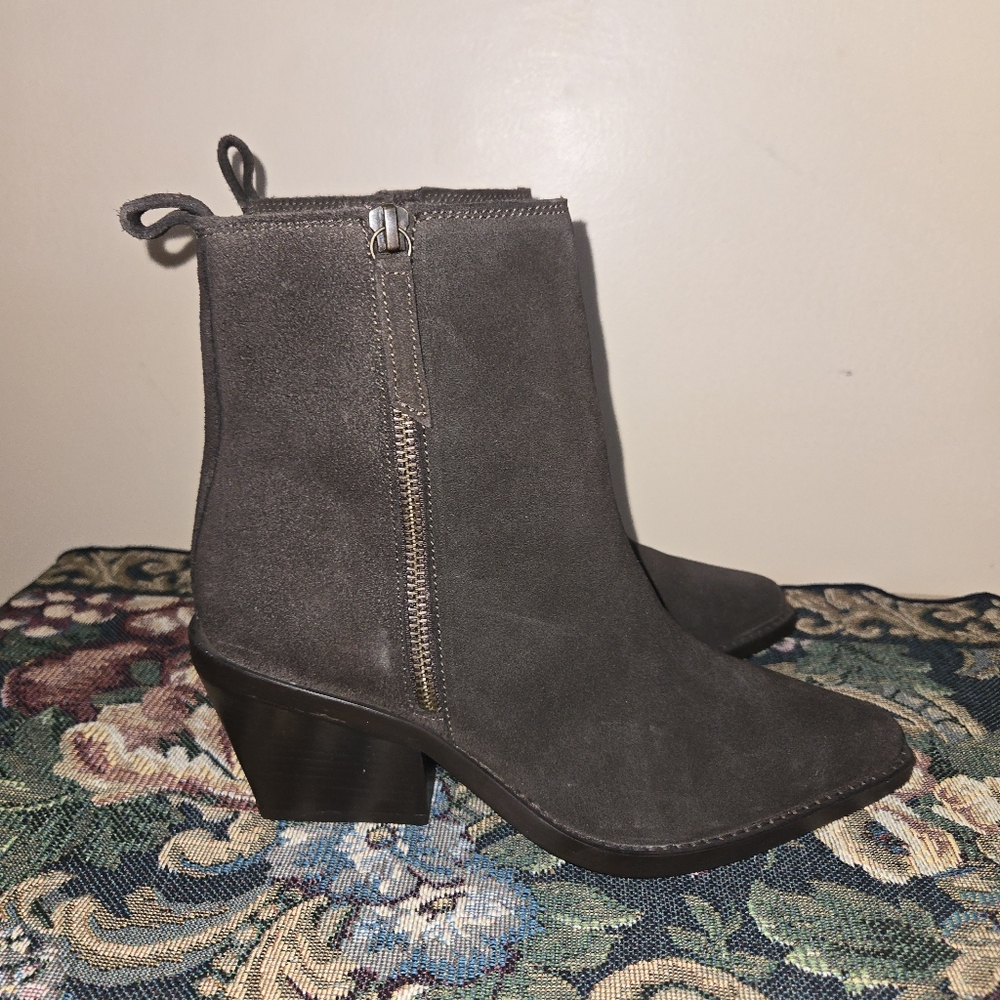 House of Harlow 1960 Chocolate Brown Suede Ankle Booties 3" Heel Size 6.5 NEW